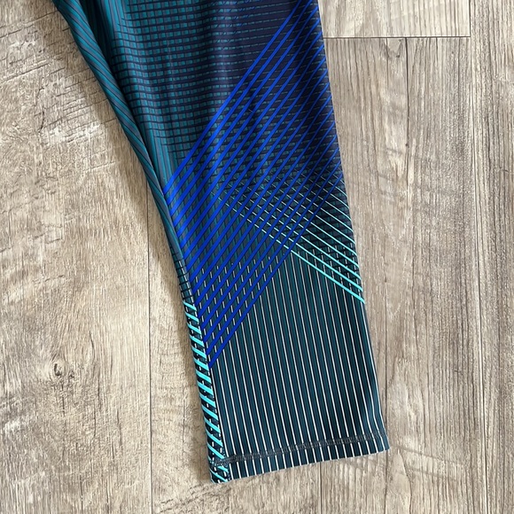 GAP Fit gFast Blue Capri Legging. - Picture 6 of 10